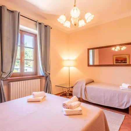 3 Bedroom Awesome In Arezzo *